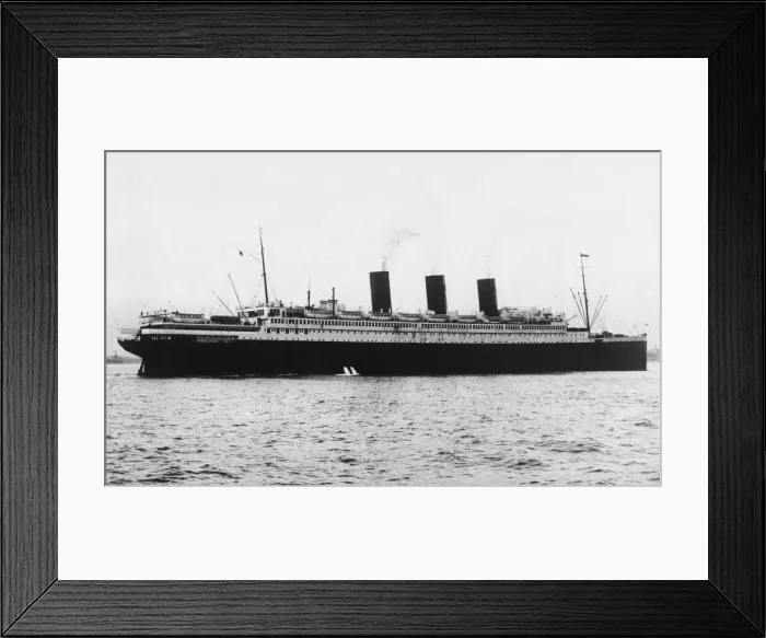 Framed Print : Trans-Atlantic Liner The Paris at anchor. c. 1933 Framed Print : Trans-Atlantic Liner The Paris at anchor. c. 1933