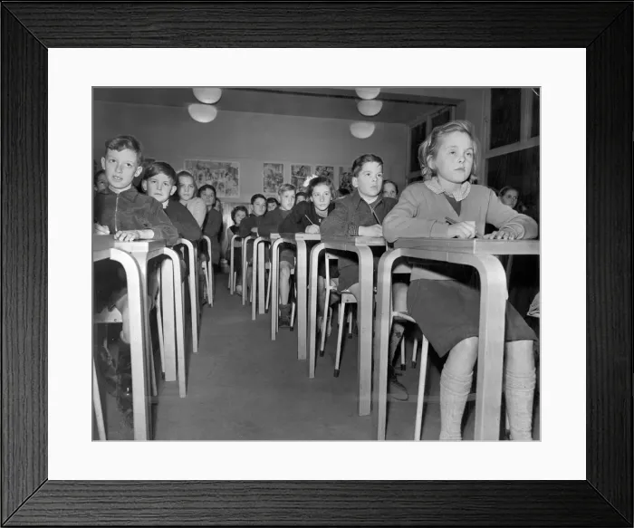 Framed Print : A class at Poundwick junior School in Woodhouse Park sit for their Grammar School Framed Print : A class at Poundwick junior School in Woodhouse Park sit for their Grammar School
