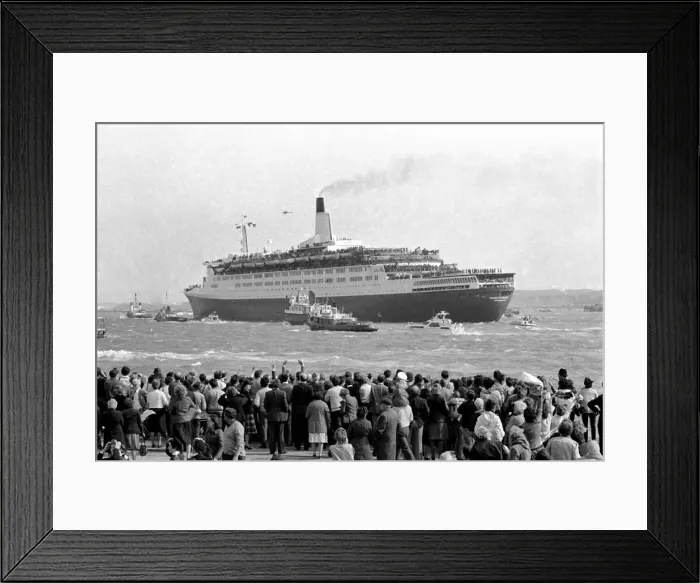 Framed Print : The liner QE2 departs from Southampton to take British soldiers off to war in Framed Print : The liner QE2 departs from Southampton to take British soldiers off to war in