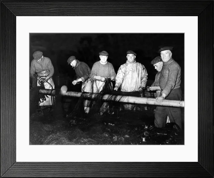 Framed Print : Members of the crew of the Yarmouth drifter Noon Tide mend their nets after being forced