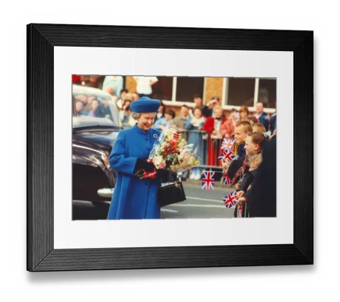 Framed Print : Queen Elizabeth II and Prince Philip visit South Tyneside on walkabout meeting local Framed Print : Queen Elizabeth II and Prince Philip visit South Tyneside on walkabout meeting local
