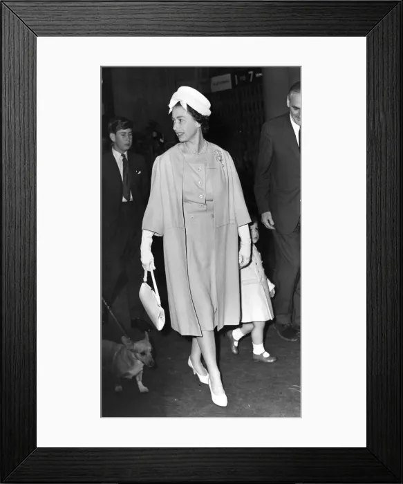 Framed Print : Queen Elizabeth II leaving for a winter break at Balmoral with children Framed Print : Queen Elizabeth II leaving for a winter break at Balmoral with children