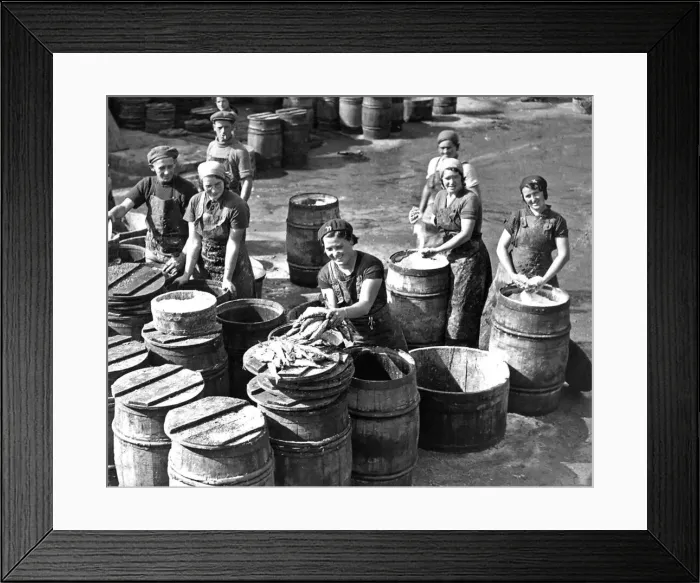 Framed Print : Scottish fisher girls packing herrings for export trade at North Shields fish Quay