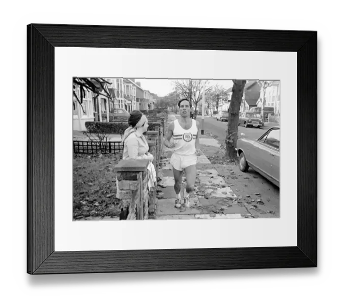 Framed Print : Sport: Athletics: Ron Jone 100 metre sprinter for England and his Club the Enfield