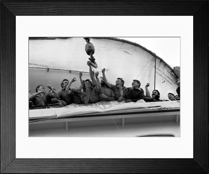 Framed Print : The liner QE2 departing from Southampton docks to take the British soldiers off to war in Framed Print : The liner QE2 departing from Southampton docks to take the British soldiers off to war in