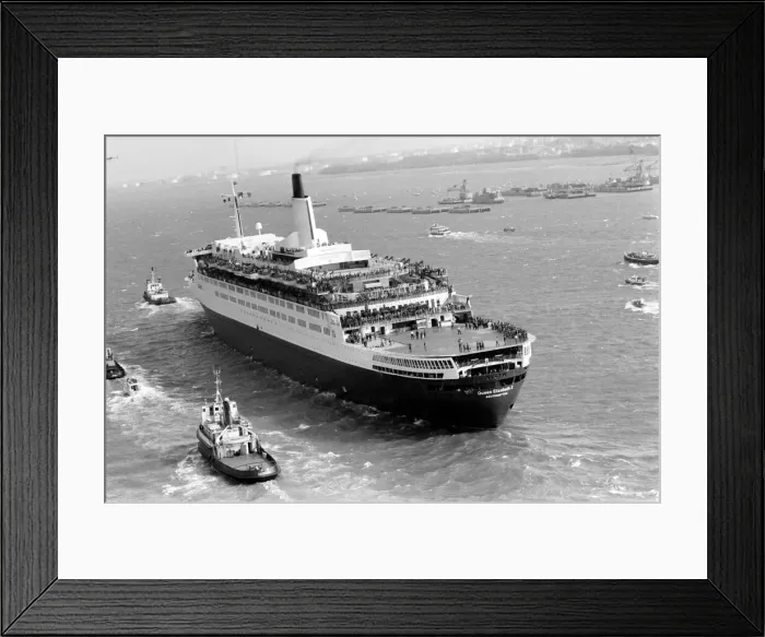 Framed Print : The liner QE2 departs from Southampton to take British soldiers off to war in Framed Print : The liner QE2 departs from Southampton to take British soldiers off to war in