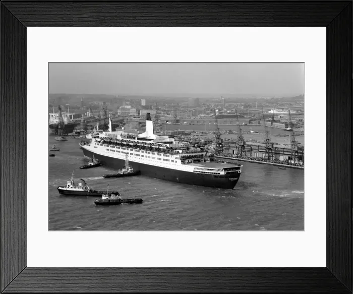 Framed Print : The liner QE2 departs from Southampton to take British soldiers off to war in