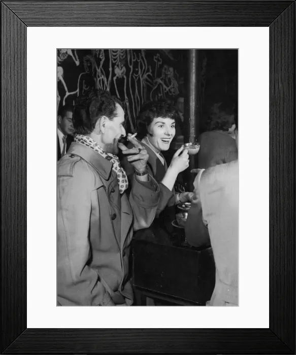 Framed Print : Young couple stop off for a cup of coffee and a cigarette at a coffee bar in London Framed Print : Young couple stop off for a cup of coffee and a cigarette at a coffee bar in London