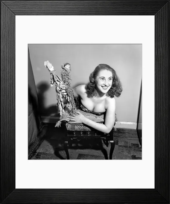 Framed Print : Caryll Young. December 1952 C6430-001 Framed Print : Caryll Young. December 1952 C6430-001