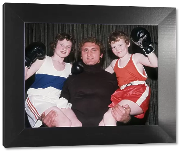 Joe Bugner boxer lifting up children December 1975