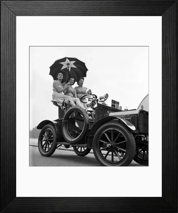 Framed Print : Filming of Genevieve Extras with the veteran Humber Car that stars in the film