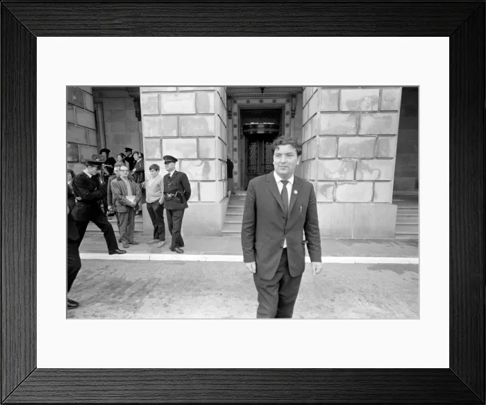 Framed Print : SDLP politician John Hume leaves the Stormont building in Belfast Framed Print : SDLP politician John Hume leaves the Stormont building in Belfast