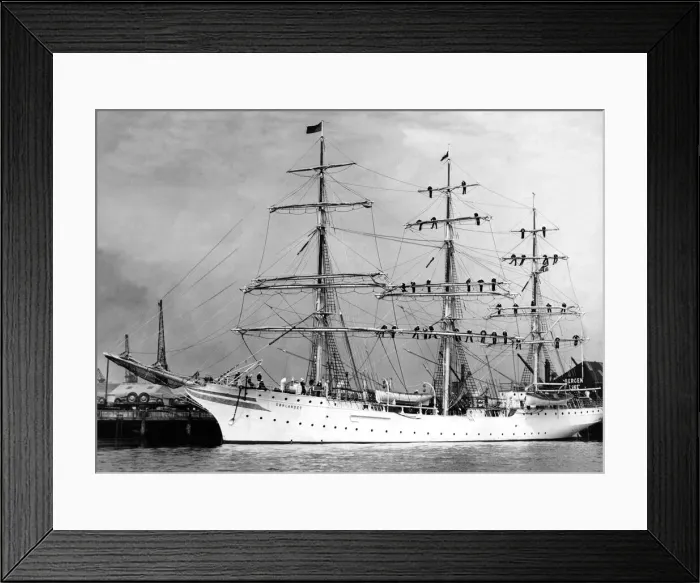 Framed Print : The Norwegian training sailing ship Sorlandet enters the River Tyne