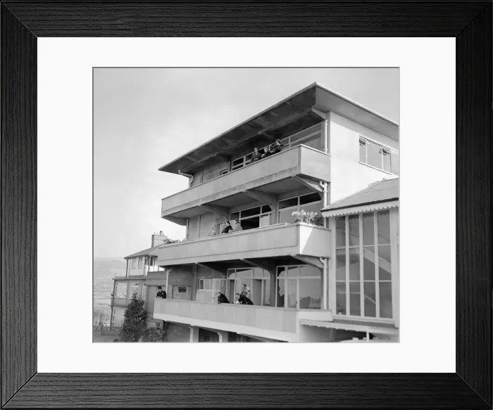 Framed Print : Queen Elizabeth the Queen Mother at Cheltenham racecourse in 1956 watching the racing Framed Print : Queen Elizabeth the Queen Mother at Cheltenham racecourse in 1956 watching the racing