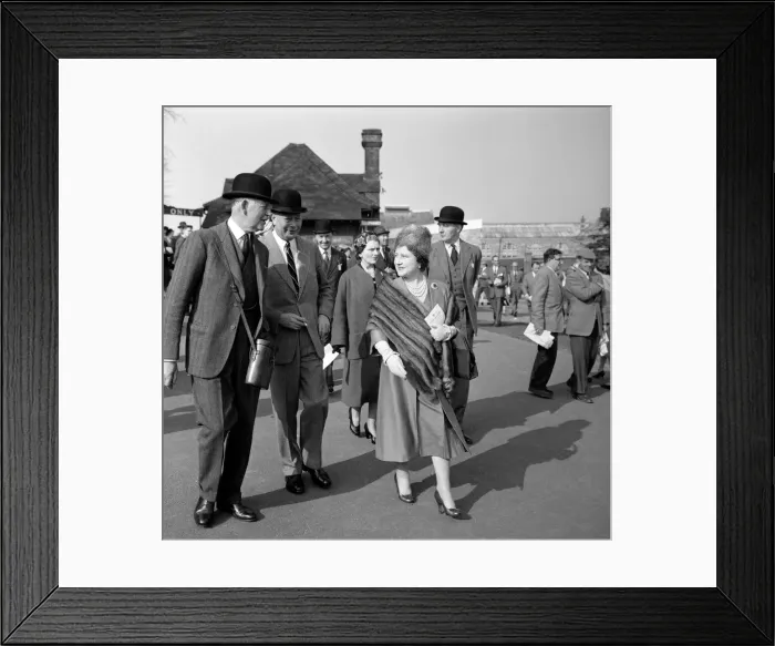 Framed Print : The Queen Mother Racing at Sandown Park, walking down to the paddock Framed Print : The Queen Mother Racing at Sandown Park, walking down to the paddock