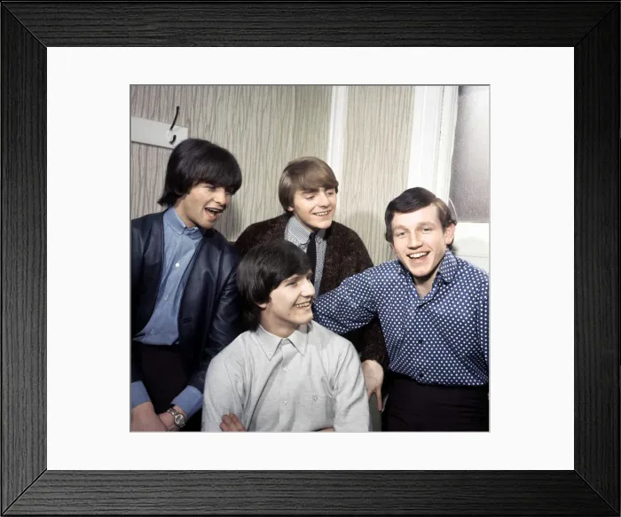 Framed Print : Wayne Fontana (white shirt) with his backing group The Mindbenders consisting of left to Framed Print : Wayne Fontana (white shirt) with his backing group The Mindbenders consisting of left to