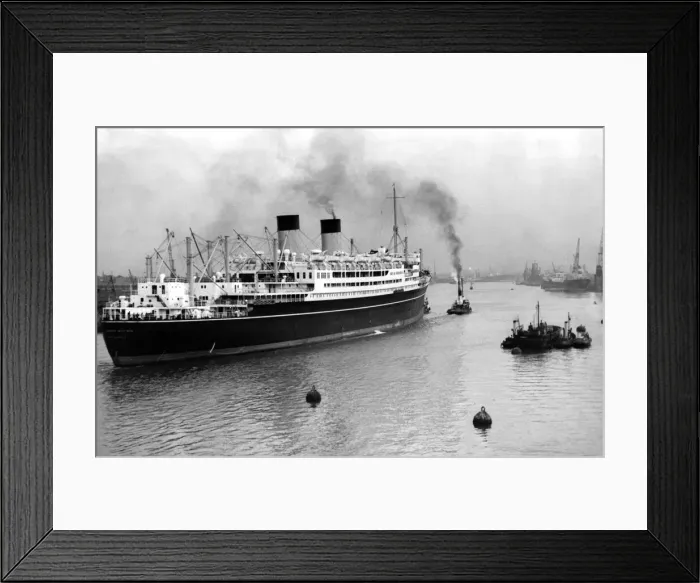Framed Print : The 27, 000 tons motor liner ship the Dominion Monarch entering the River Tyne Framed Print : The 27, 000 tons motor liner ship the Dominion Monarch entering the River Tyne