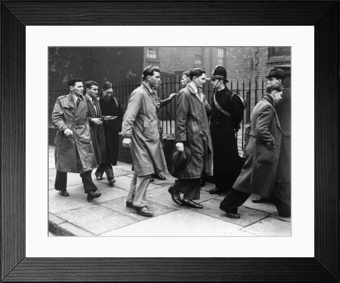 Framed Print : Conscientious objectors on their way to plead their case at Liverpool tribunal Framed Print : Conscientious objectors on their way to plead their case at Liverpool tribunal