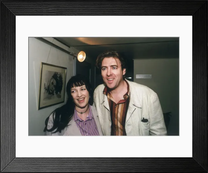 Framed Print : TV presenter Jonathan Ross and his scriptwriter wife Jane Framed Print : TV presenter Jonathan Ross and his scriptwriter wife Jane