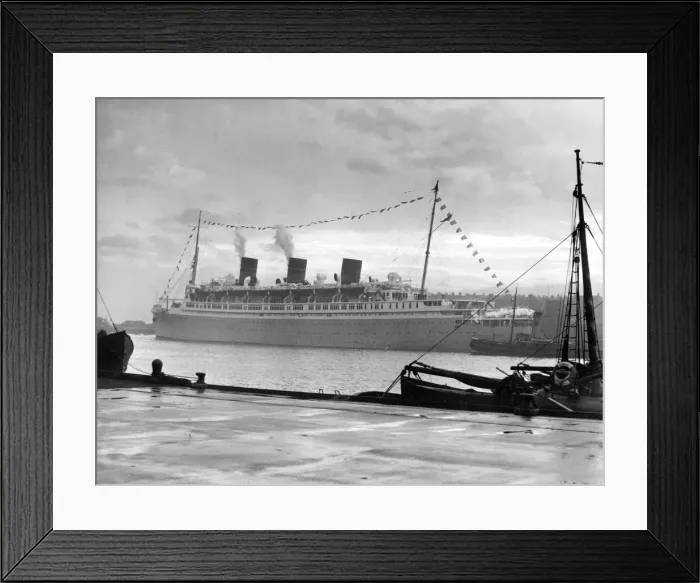 Framed Print : The Queen of Bermuda ship enters the River Tyne Framed Print : The Queen of Bermuda ship enters the River Tyne