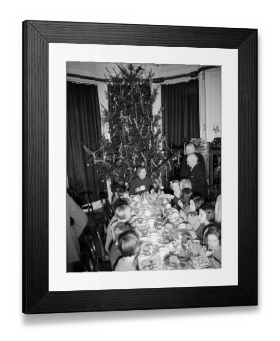 Framed Print : Children of St Roedean School, Brighton, evacuated to Keswick