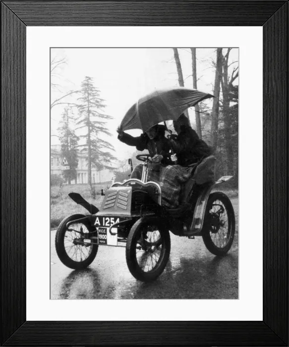Framed Print : A couple in a 1900 Pieper shelter from the freezing rain during the veteran London to