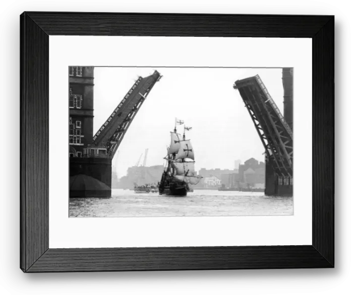 Framed Print : The Golden Hinde, half size replica of Drakes original ship passing under Tower