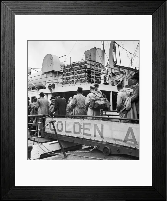Framed Print : Passengers boarding the SS Canterbury at Dover. 15th July 1947 Framed Print : Passengers boarding the SS Canterbury at Dover. 15th July 1947