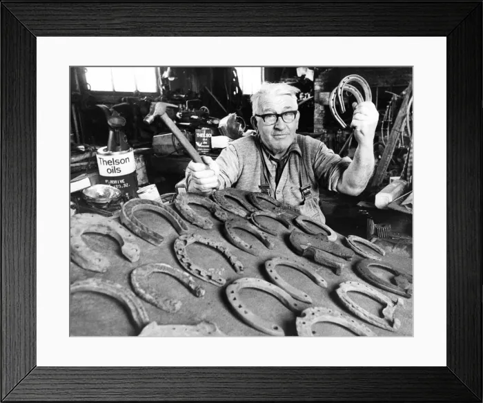 Framed Print : Blacksmith Robert Ormiston of Otterburn making horseshoes