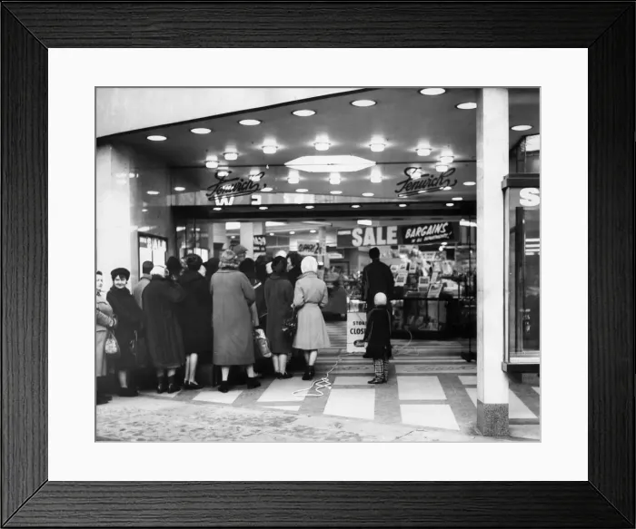 Framed Print : Customers queue for the start of the Fenwicks sale in Newcastle Framed Print : Customers queue for the start of the Fenwicks sale in Newcastle