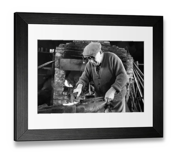 Framed Print : Blacksmith Robert Ormiston of Otterburn making horseshoes