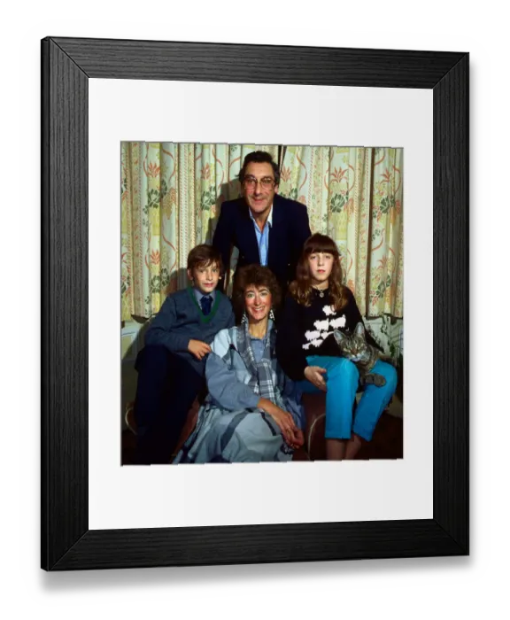 Framed Print : Maureen Lipman with husband and children November 1985 Framed Print : Maureen Lipman with husband and children November 1985