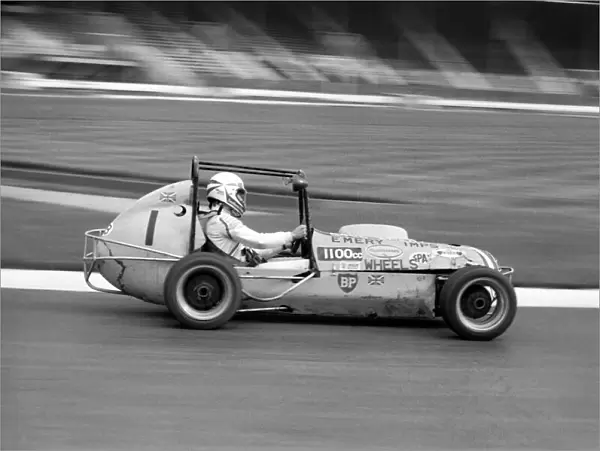 Mini Grand Prix: White City Stadium: Graham Hill. March 1975 75-01610-001