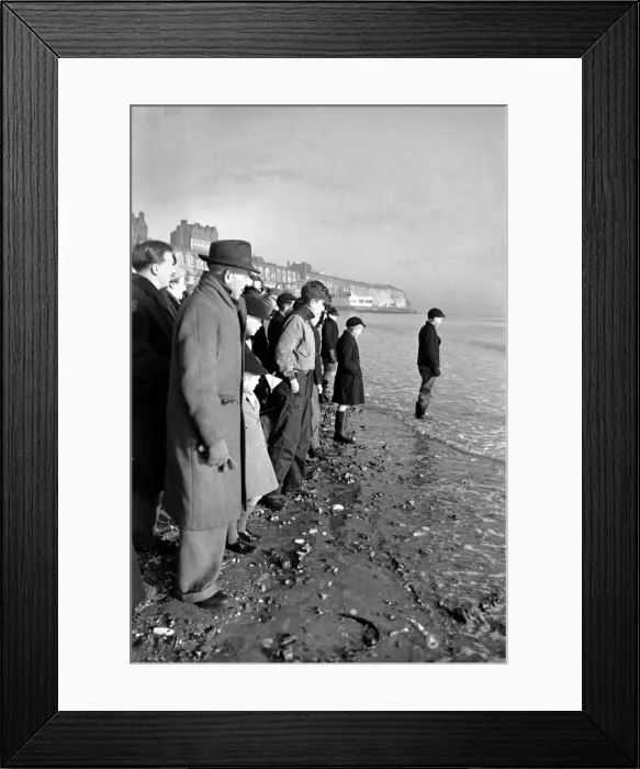 Framed Print : Crowds on the beach at Ramsgate to watch Mr. Du - Preaine attempts channel crossing in Framed Print : Crowds on the beach at Ramsgate to watch Mr. Du - Preaine attempts channel crossing in