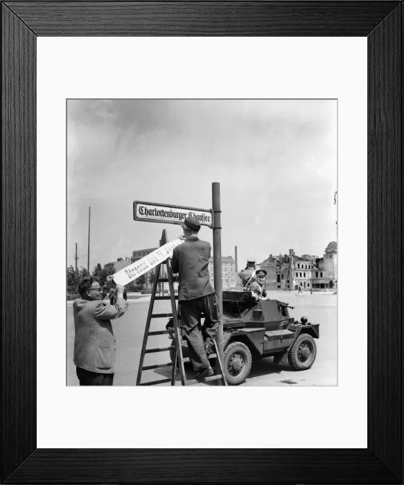 Framed Print : British Army soldiers on patrol in West Berlin. D3381 Framed Print : British Army soldiers on patrol in West Berlin. D3381
