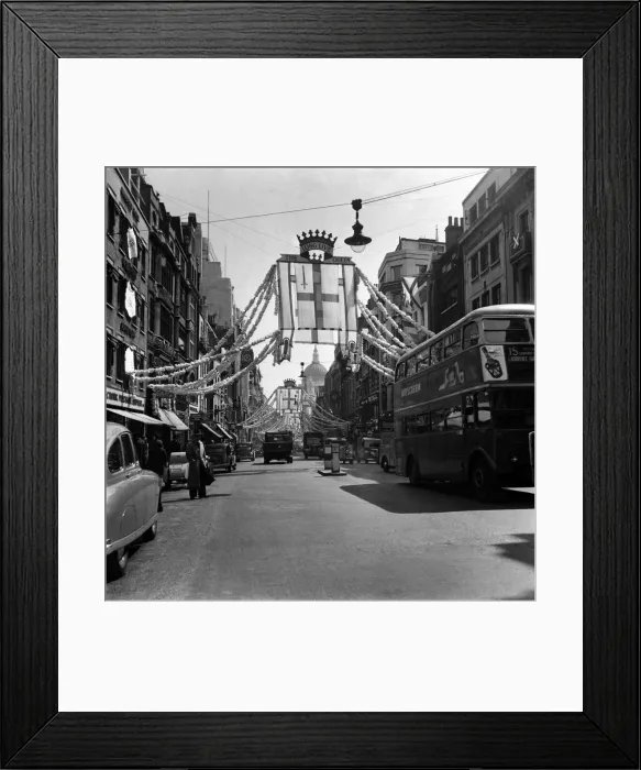 Framed Print : Coronation 1953. At 1. a. m this Morning Wednesday workmen were busy putting up giant Framed Print : Coronation 1953. At 1. a. m this Morning Wednesday workmen were busy putting up giant