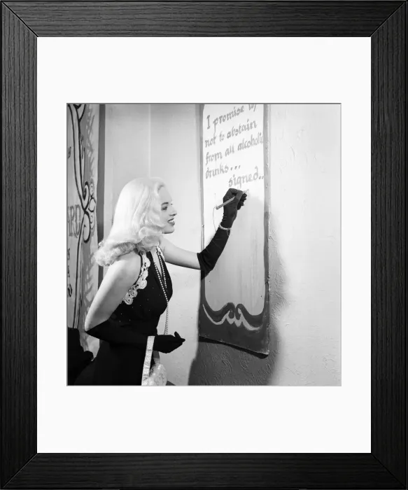 Framed Print : Diana Dors signs the pledge'at the first night of the play Framed Print : Diana Dors signs the pledge'at the first night of the play