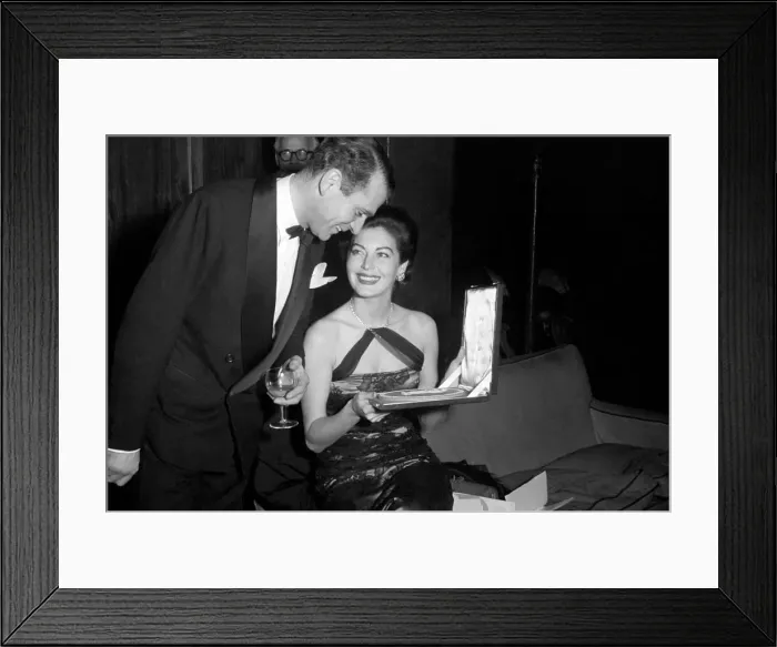 Framed Print : National film awards 1953 - Ava Gardner showing Sir Laurence Olivier the plaque she Framed Print : National film awards 1953 - Ava Gardner showing Sir Laurence Olivier the plaque she