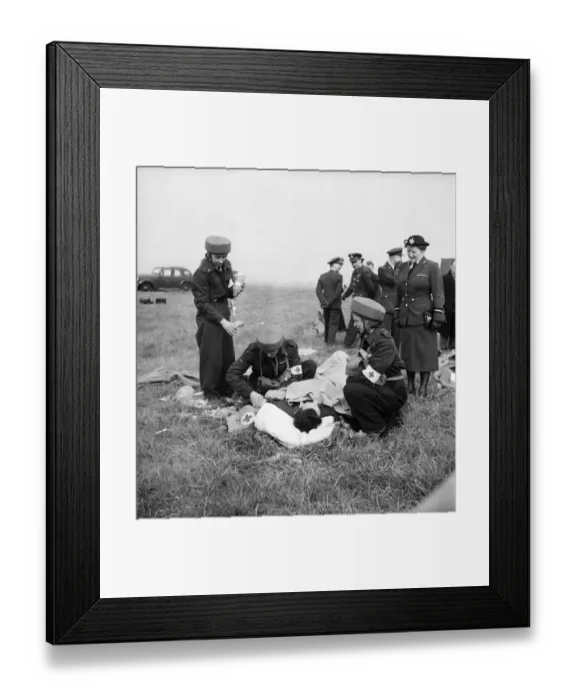 Framed Print : RAF Parachute Nurses. October 1948 O15033-001