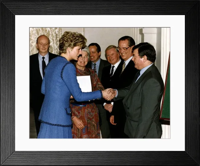 Framed Print : Daily mirror editor Richard Stott shakes hands with Princess Diana. July 1992 Framed Print : Daily mirror editor Richard Stott shakes hands with Princess Diana. July 1992