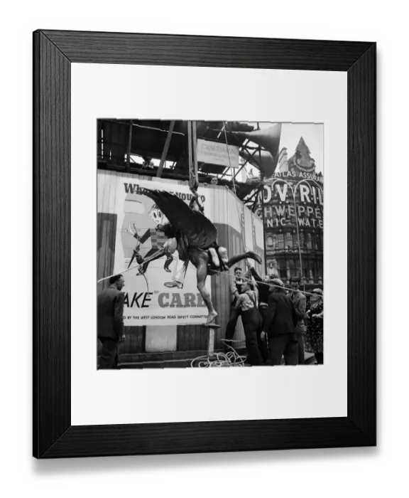 Framed Print : Eros returns to Piccadilly Circus following the end of the second world war