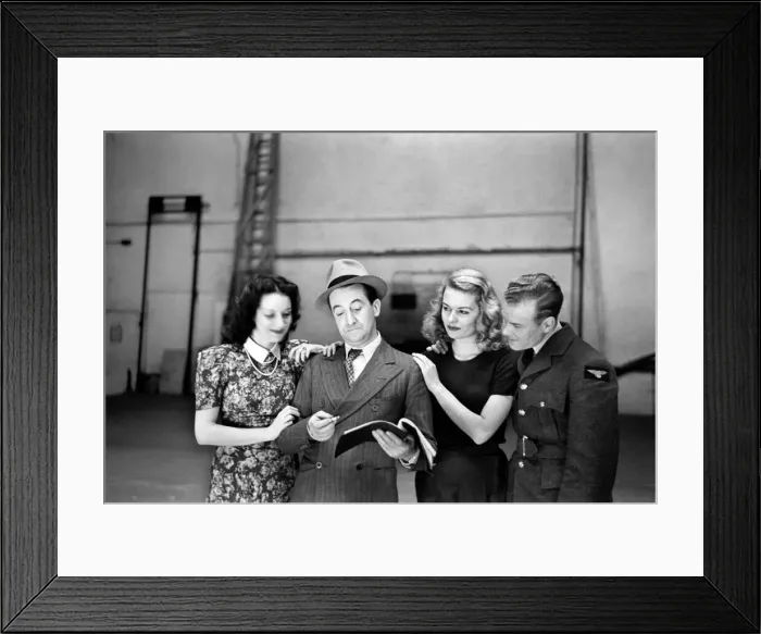 Framed Print : Entertainers Stanley Lupino, Pat Kirkwood (Left), Sally Gray