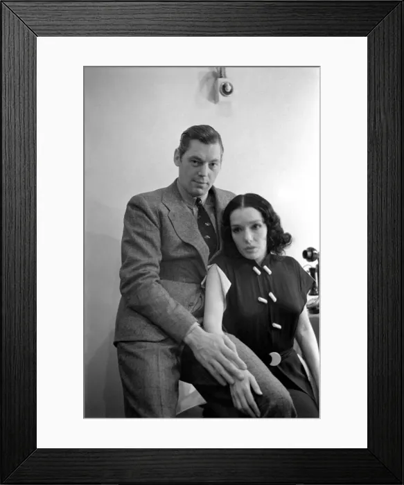 Framed Print : Jupe Valley and American actor Johnny Weissmuller January 1939 OL305A-F