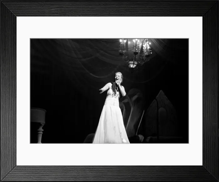Framed Print : Gracie Fields Performing on Stage circa. January 1938 OL305H-002 Framed Print : Gracie Fields Performing on Stage circa. January 1938 OL305H-002
