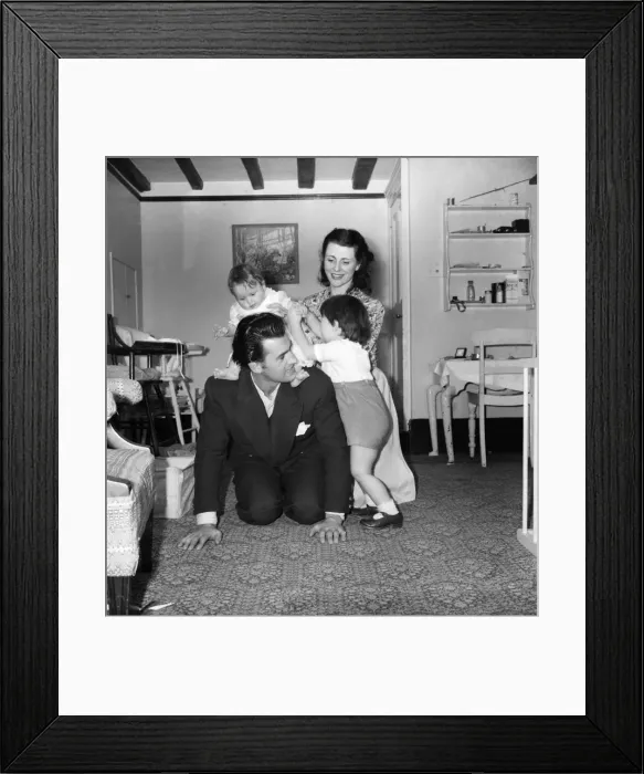 Framed Print : Actor Stewart Grainger and family: October 1946. O5168-001 Framed Print : Actor Stewart Grainger and family: October 1946. O5168-001
