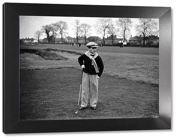 Jockey Gordon Richards seen here playing golf at Romford. October 1937 OL304J-001