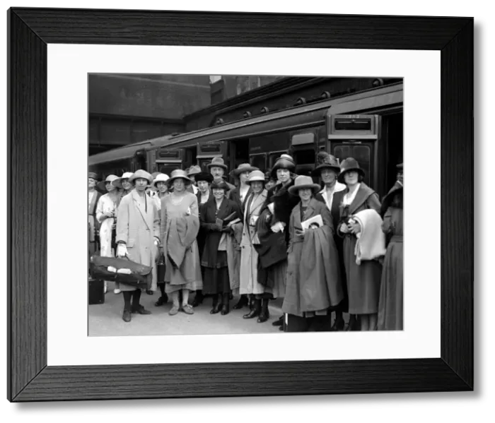 Framed Print : Paris 1922 British Womens Team at a Train Station in London ahead of departure for Framed Print : Paris 1922 British Womens Team at a Train Station in London ahead of departure for