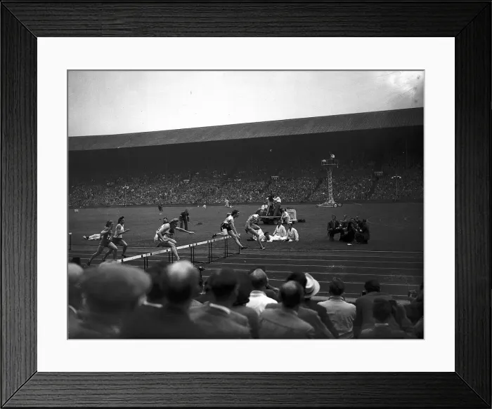 Framed Print : Fanny Blankers Koen wins from Maureen Gardner Aug 1948 at Wembley in the London Framed Print : Fanny Blankers Koen wins from Maureen Gardner Aug 1948 at Wembley in the London