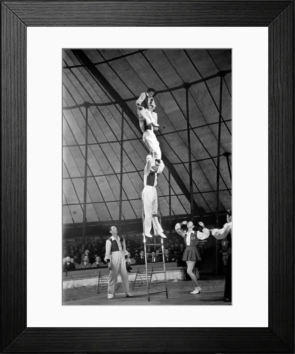 Framed Print : Bertram Mills Circus at Luton. April 1950 O23401-013 Framed Print : Bertram Mills Circus at Luton. April 1950 O23401-013