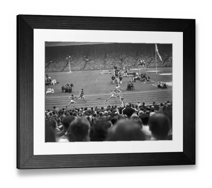 Framed Print : Fanny Blankers Koen wins from Maureen Gardner Aug 1948 at Wembley in the London